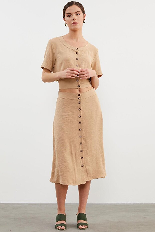 طقم كريب مزدوج بتفاصيل أزرار - بيج - 1