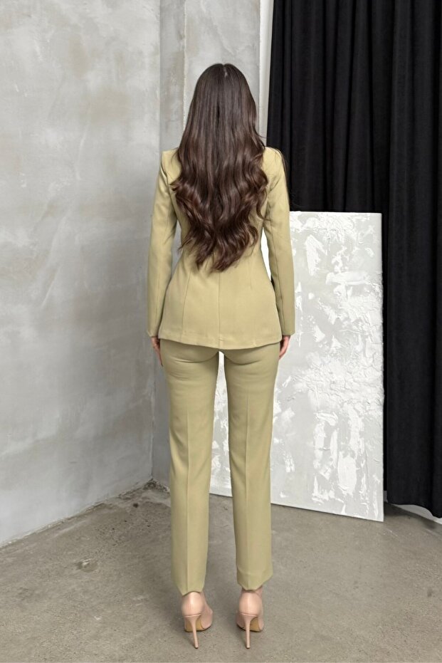 Damski podwójny żakiet i spodnie w komplecie z plisowaną i zdobioną guzikami nogawką - 8