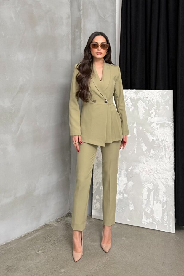 Damski podwójny żakiet i spodnie w komplecie z plisowaną i zdobioną guzikami nogawką - 1