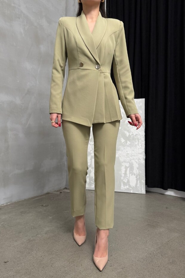 Damski podwójny żakiet i spodnie w komplecie z plisowaną i zdobioną guzikami nogawką - 5