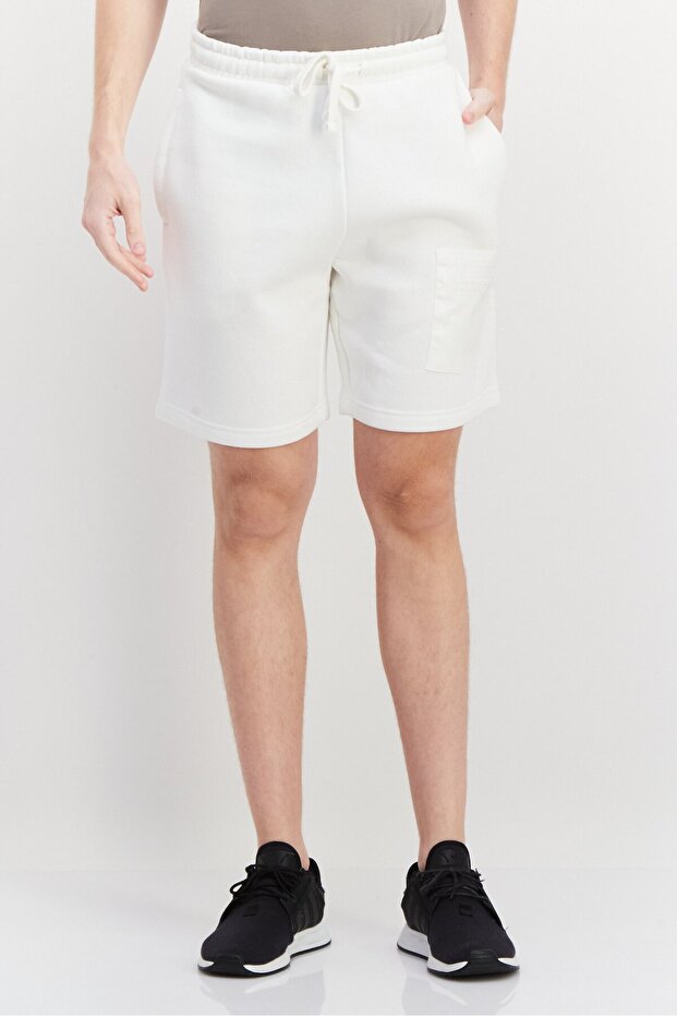 شورت رجالي أساسي بشعار العلامة التجارية، أبيض فاتح - 1