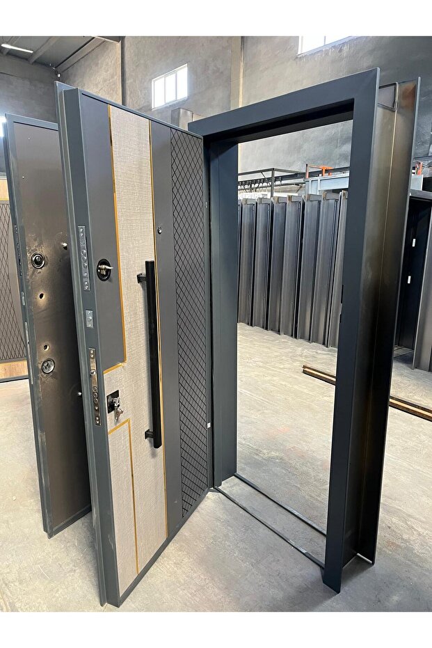 Krom Detaylı Çelik Kapı Sağ - 2