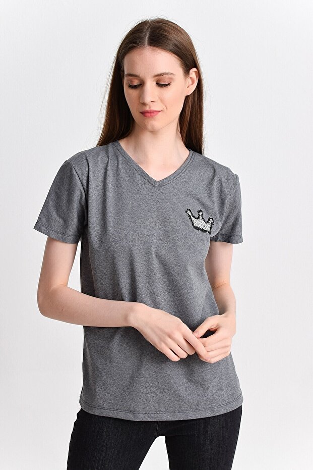 9282822 Single Jersey Short Sleeve V-Neck Blouse with Crown Stone on the Chest Fume