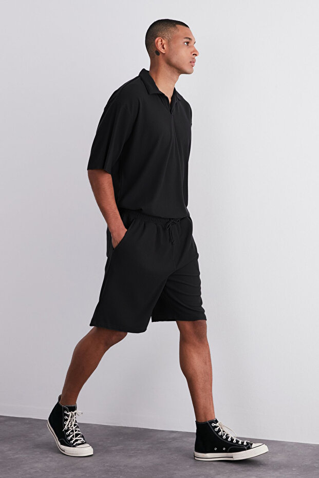 Siyah Oversize/Geniş Kesim Dokulu Kırışmaz Ottoman Şort TMNSS24SR00037 - 4