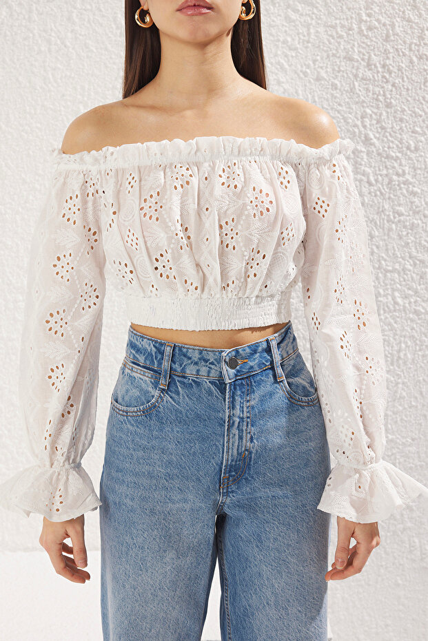 Beyaz Pamuklu Brode Omzu Açık Crop Dokuma Bluz TWOSS25BZ00169 - 4