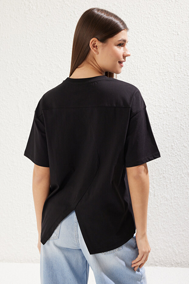 Siyah %100 Süprem Oversize/Geniş Kesim Asimetrik Sırt Detaylı Örme T-Shirt TWOSS25TS00040 - 9