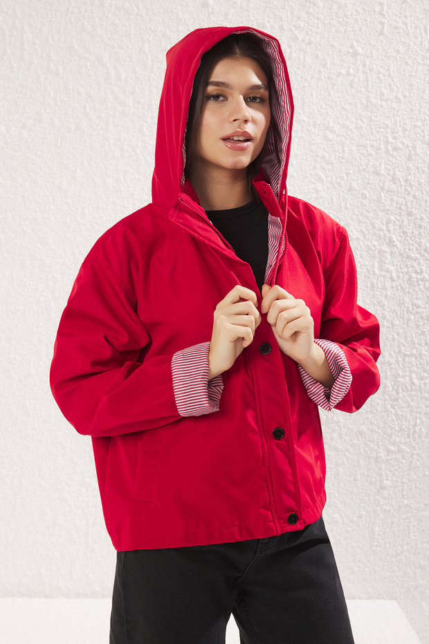 Czerwony oversize'owy płaszcz przeciwdeszczowy w paski z podszewką TWOAW25YR00003 - 2
