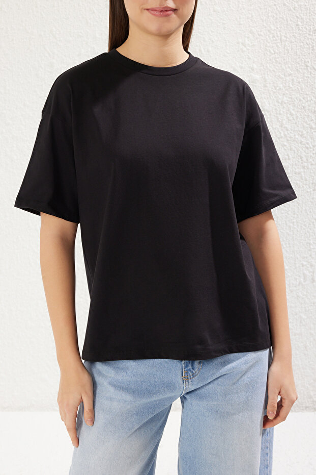 Siyah %100 Süprem Oversize/Geniş Kesim Asimetrik Sırt Detaylı Örme T-Shirt TWOSS25TS00040 - 7