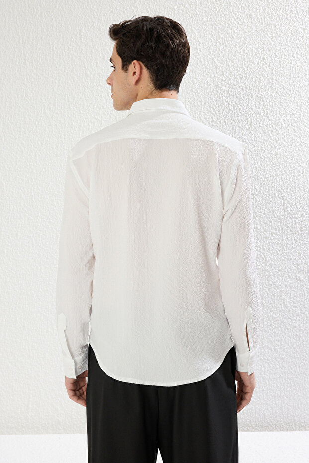 Beyaz Regular Fit Uzun Kollu Salaş Dökümlü Mevsimlik Gömlek TMNSS25GO00008 - 5