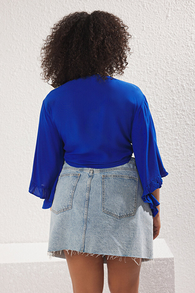 Plaj Giyim Indigo Crop Kolu Fırfırlı Volanlı Kruvaze Yaka Bluz TBBSS24AF00071 - 5