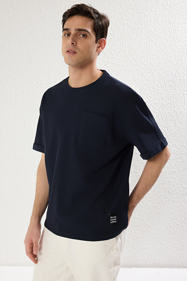Basic Lacivert Relaxed/Rahat Kesim Dokulu Waffle Cepli Etiketli Kısa Kol T-Shirt TMNSS23TS00077 - 3