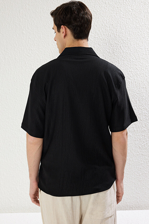 Siyah Oversize Dokulu Esnek Rahat Örme Kumaş Gömlek TMNSS25GO00006 - 5