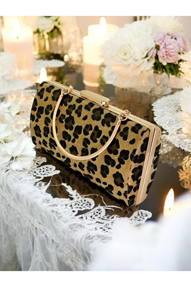 حقيبة سهرة مستوردة بنقشة الفهد مع ريش - 7