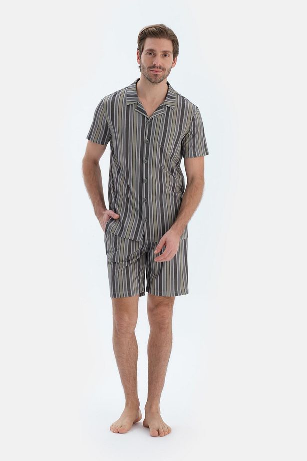 Siyah Metraj Çizgi Baskılı Gömlek Şort Pijama Takımı - 4