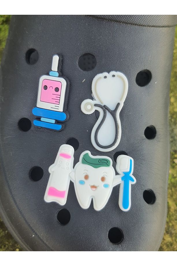 3 Lü set Jibbits Diş Steteskop Şırınga Desenli Sağlıkçı Terlik Süsü - 1
