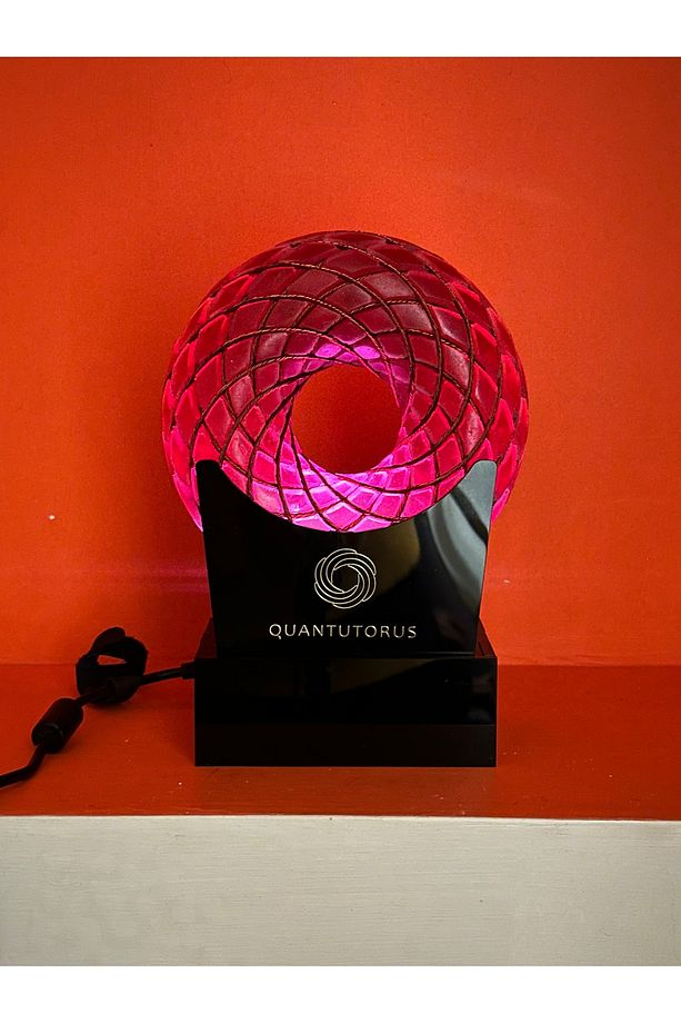 Kırmızı Torus, 16 cm çapında kırmızı epoksi torus heykel - 2
