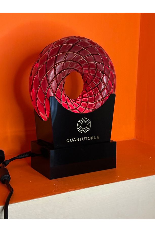 Kırmızı Torus, 16 cm çapında kırmızı epoksi torus heykel - 4
