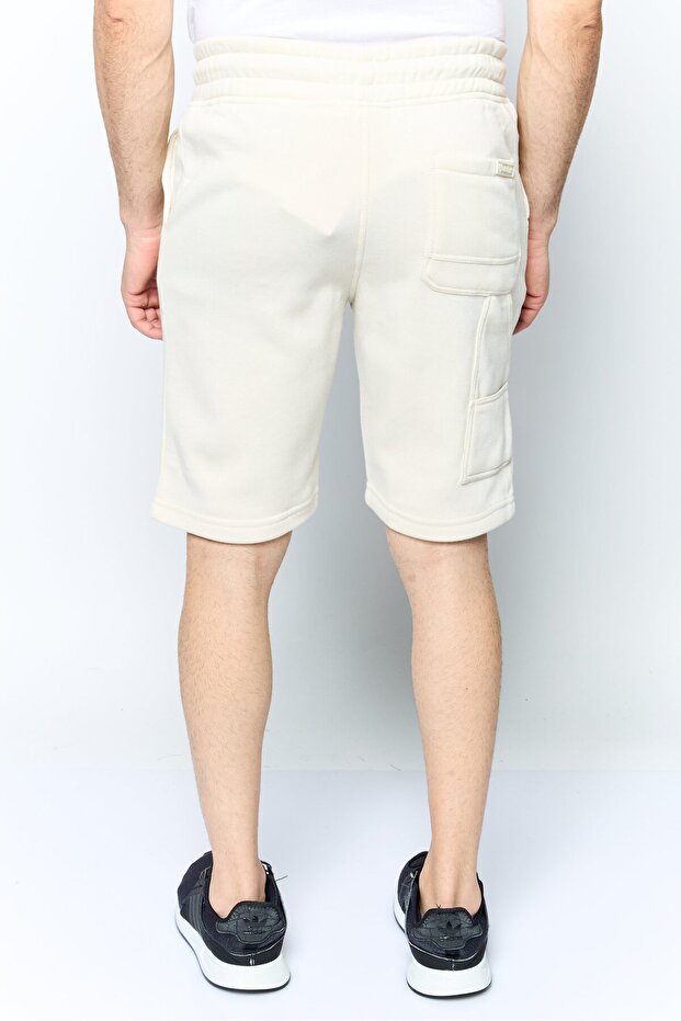شورت رجالي أساسي برباط وشعار العلامة التجارية، بيج - 3