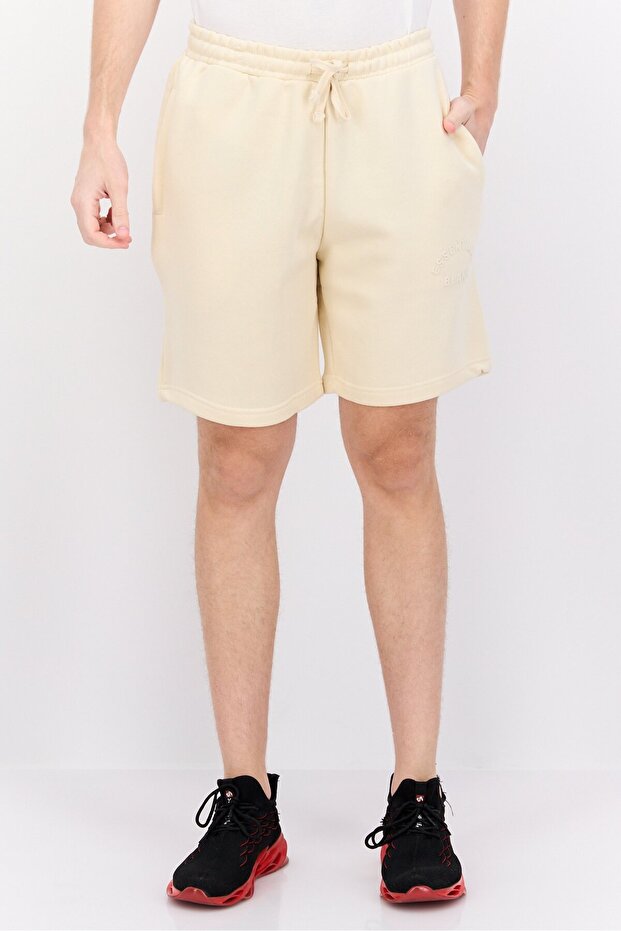 شورت رجالي أساسي بشعار العلامة التجارية، بيج - 1