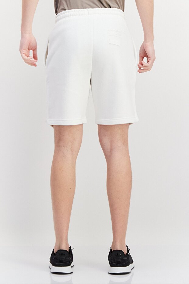 شورت رجالي أساسي بشعار العلامة التجارية، أبيض فاتح - 3