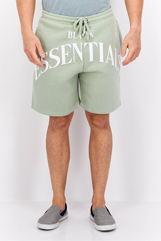 شورت رجالي أساسي بشعار العلامة التجارية، أخضر حكيم - 1