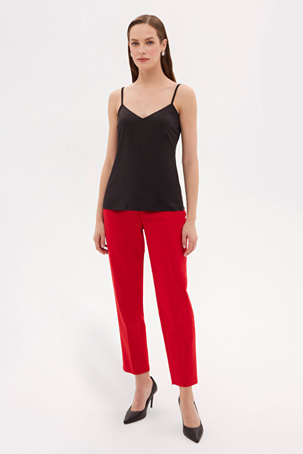 قميص داخلي أسود برقبة على شكل حرف V - 2