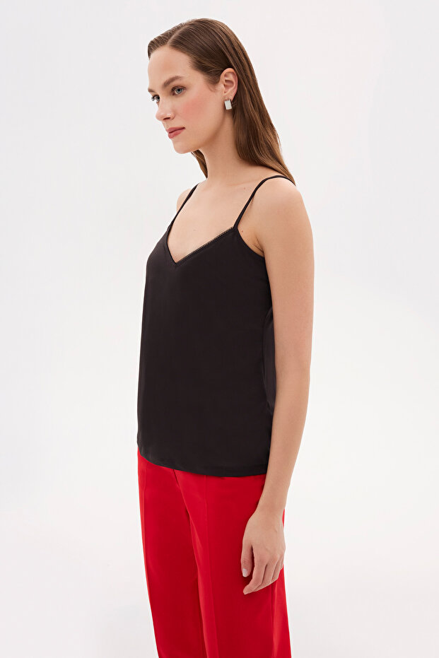 قميص داخلي أسود برقبة على شكل حرف V - 3