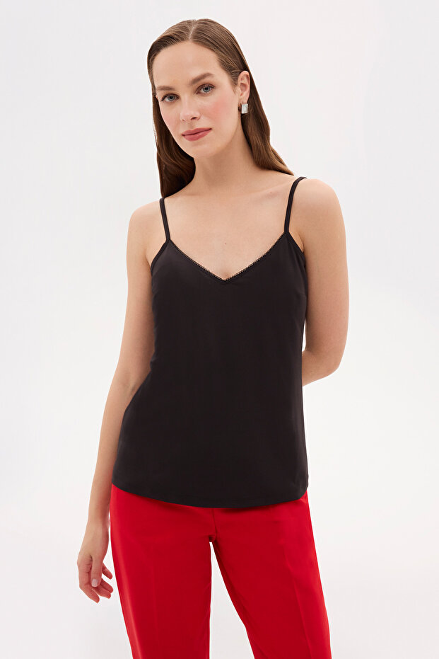 قميص داخلي أسود برقبة على شكل حرف V - 1