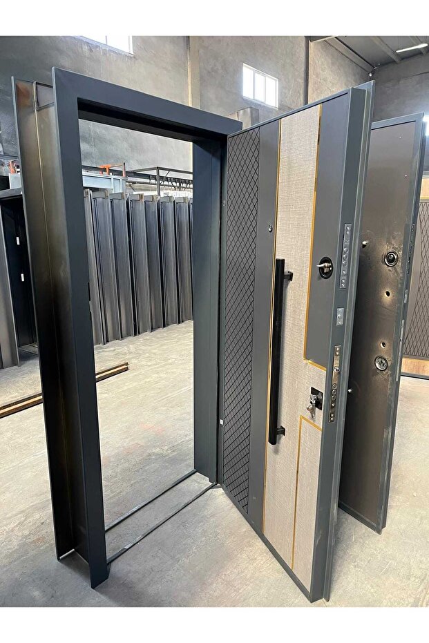 Krom Detaylı Çelik Kapı Sol - 2