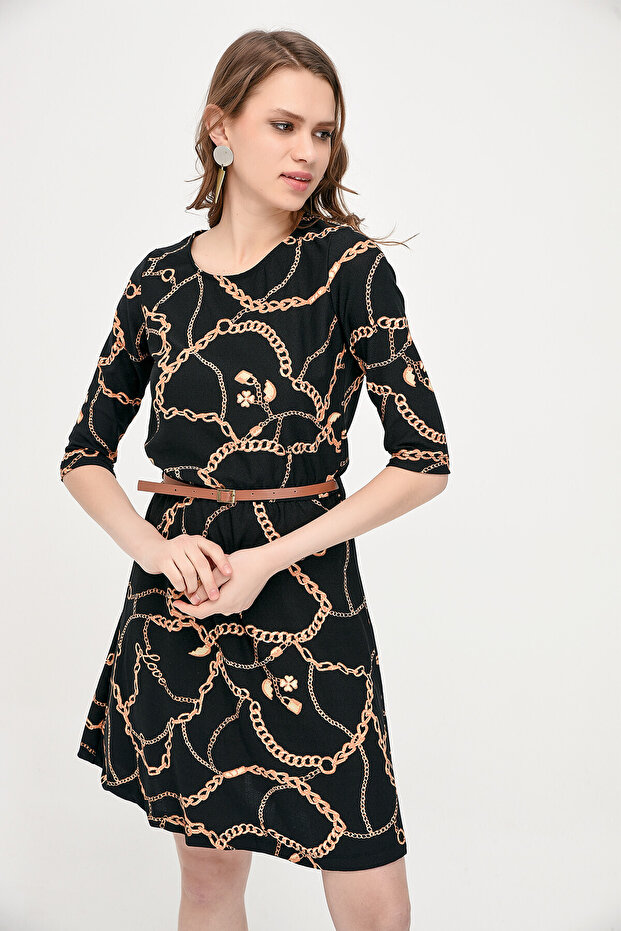 9041087 Crepe Waistband with Elastic Belt Capri Sleeve Dress Black Mustard Chain Pattern