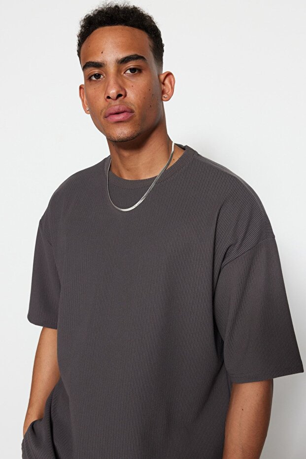 Büyük Beden Basic Gri Oversize/Geniş Kesim Dokulu Kırışmaz Ottoman T-Shirt TMNSS25BF00013 - 3