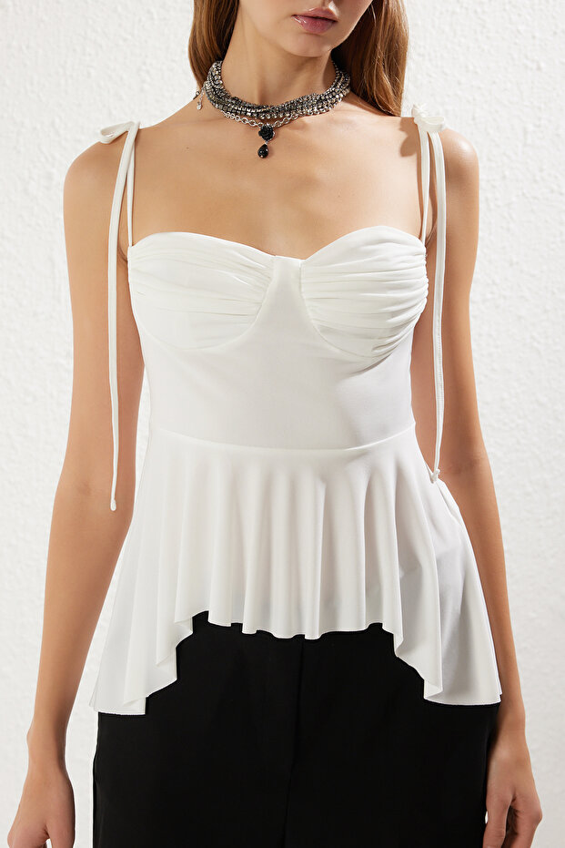 Beyaz Göğüs Detaylı Örme Bluz TPRSS25BZ00006 - 5