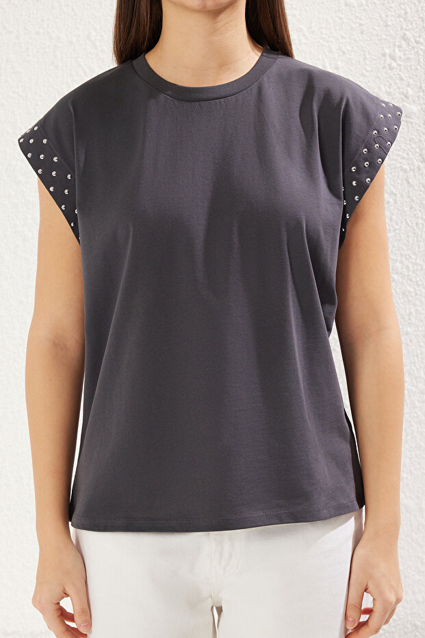 Antrasit %100 Pamuk Zımba Detaylı Vatka Görünümlü Relaxed Bisiklet Yaka Örme T-Shirt TWOSS23TS00016 - 3
