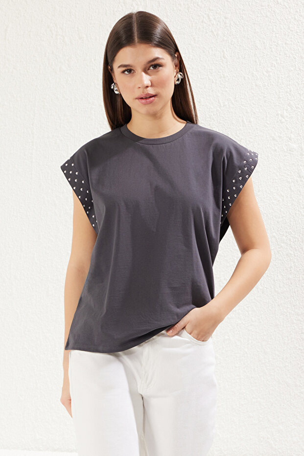 Antrasit %100 Pamuk Zımba Detaylı Vatka Görünümlü Relaxed Bisiklet Yaka Örme T-Shirt TWOSS23TS00016 - 1