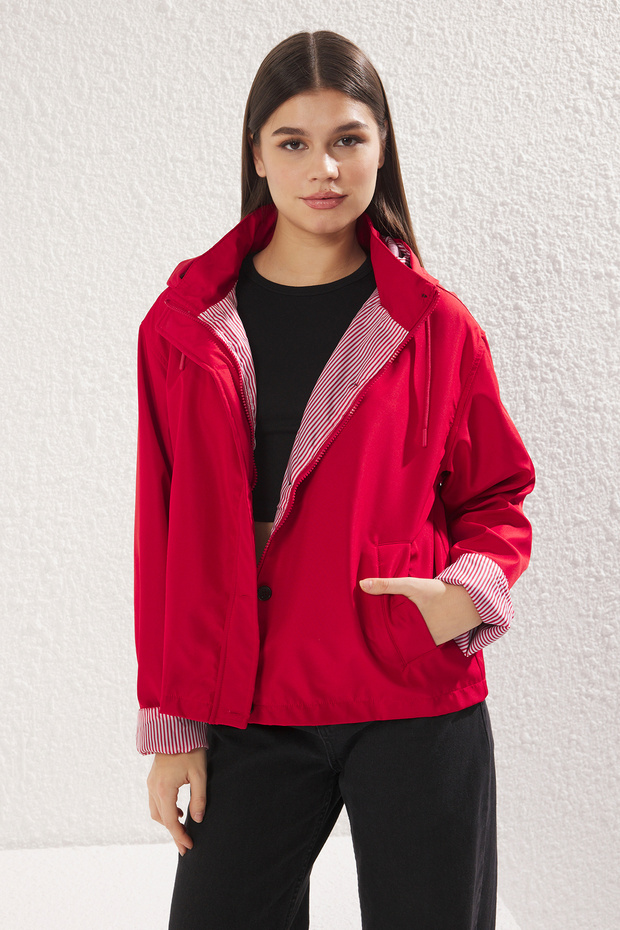 Czerwony oversize'owy płaszcz przeciwdeszczowy w paski z podszewką TWOAW25YR00003 - 1