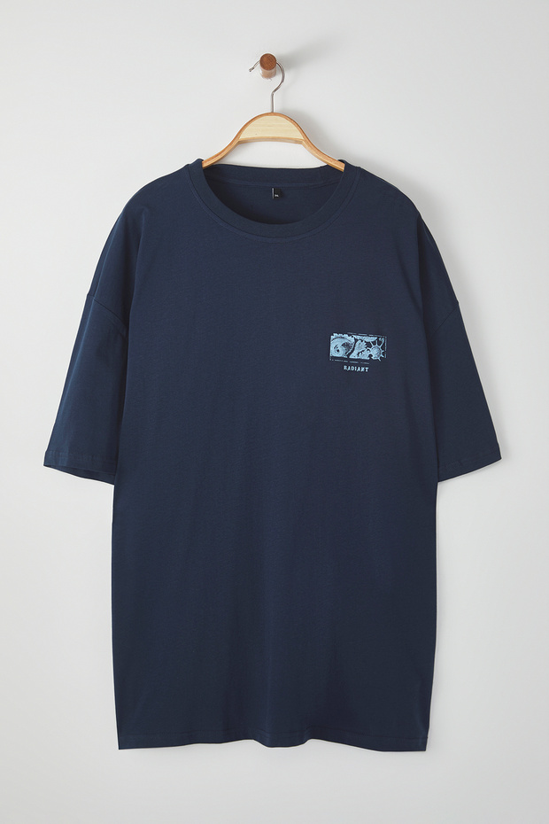 Büyük Beden Lacivert Oversize/Geniş Kesim Kabarık Yazı Baskılı %100 Pamuk T-shirt TMNSS25BF00018 - 4