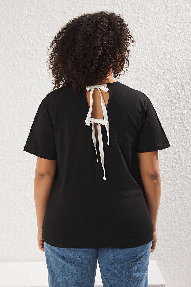 Siyah Regular Fit Sırtı Bağlama/Fiyonk Detaylı Örme Büyük Beden T-shirt TBBSS25BF00000 - 5