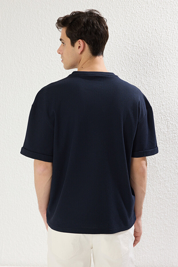 Basic Lacivert Relaxed/Rahat Kesim Dokulu Waffle Cepli Etiketli Kısa Kol T-Shirt TMNSS23TS00077 - 2