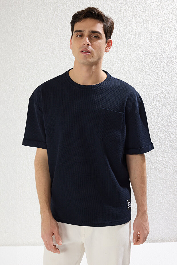 Basic Lacivert Relaxed/Rahat Kesim Dokulu Waffle Cepli Etiketli Kısa Kol T-Shirt TMNSS23TS00077 - 1