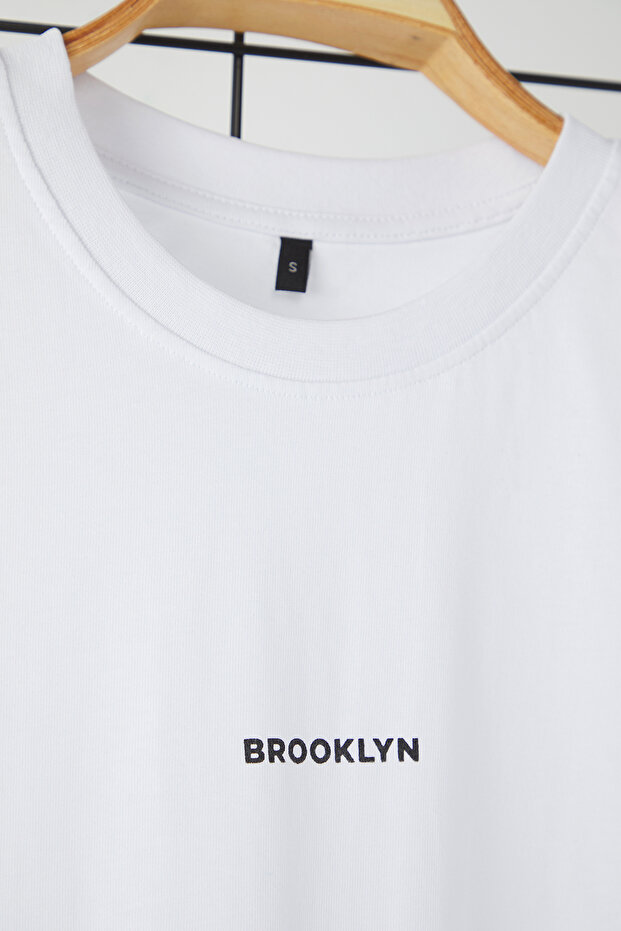Beyaz Oversize/Geniş Kesim %100 Pamuklu Brooklyn Baskılı Tok Kumaş T-shirt TMNSS25TS00072 - 4
