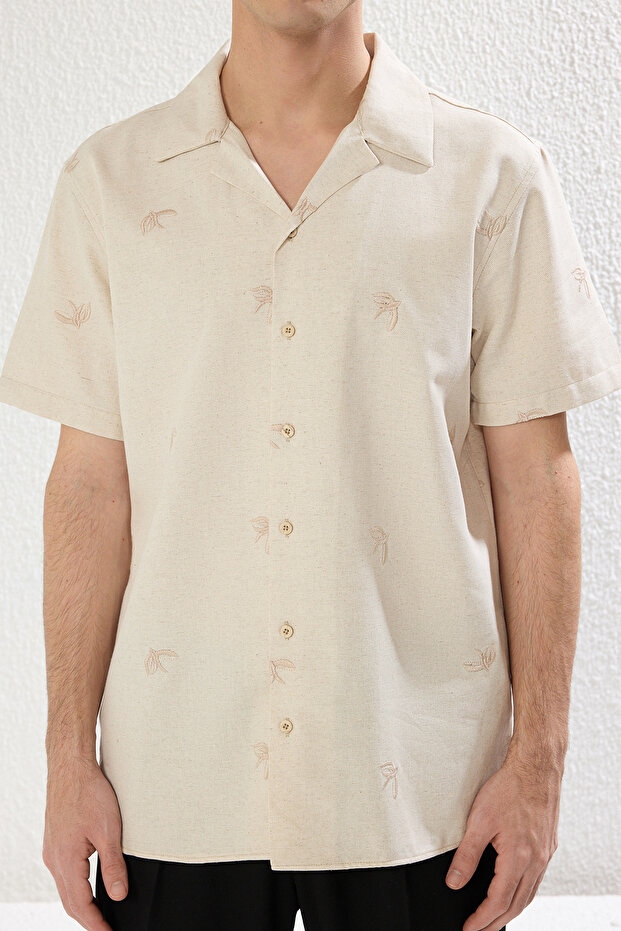 Ekru Regular Fit Kısa Kollu Nakışlı Keten Görünümlü Yazlık Gömlek TMNSS25GO00025 - 4