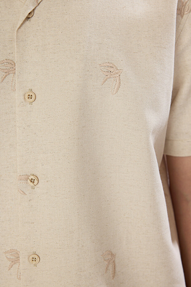Ekru Regular Fit Kısa Kollu Nakışlı Keten Görünümlü Yazlık Gömlek TMNSS25GO00025 - 5
