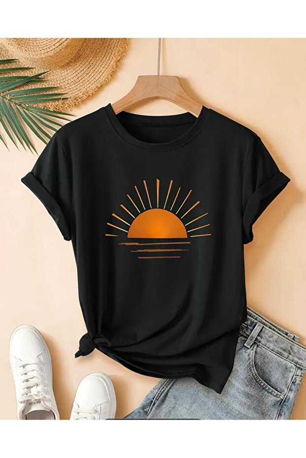 تي شيرت أساسي مطبوع عليه شمس - 1
