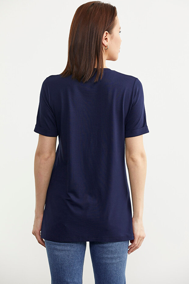 تي شيرت قطني أساسي مطبوع باللون الأزرق الداكن - 5