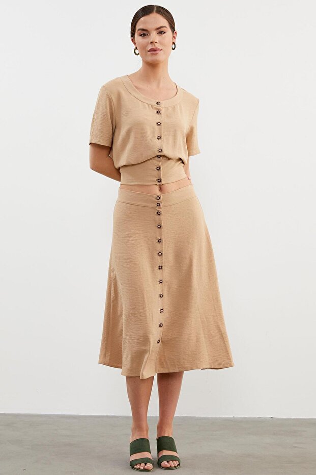 طقم كريب مزدوج بتفاصيل أزرار - بيج - 4