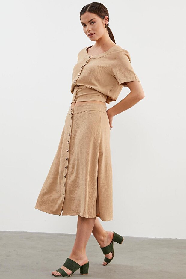 طقم كريب مزدوج بتفاصيل أزرار - بيج - 7