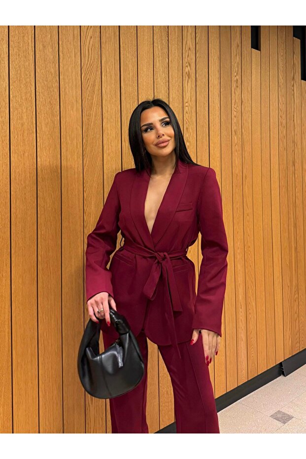 Damski garnitur z paskiem i marynarką - 5