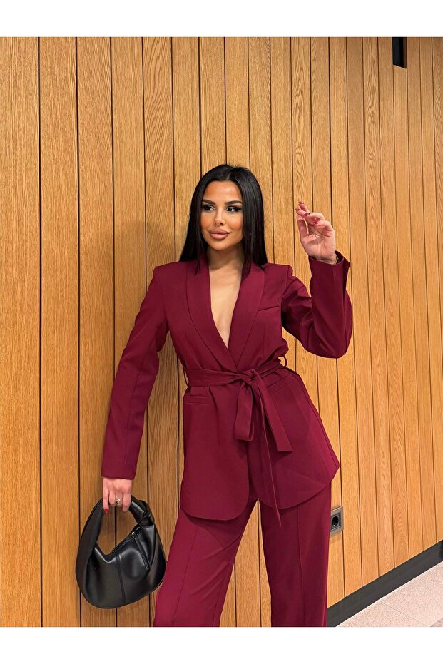Damski garnitur z paskiem i marynarką - 1