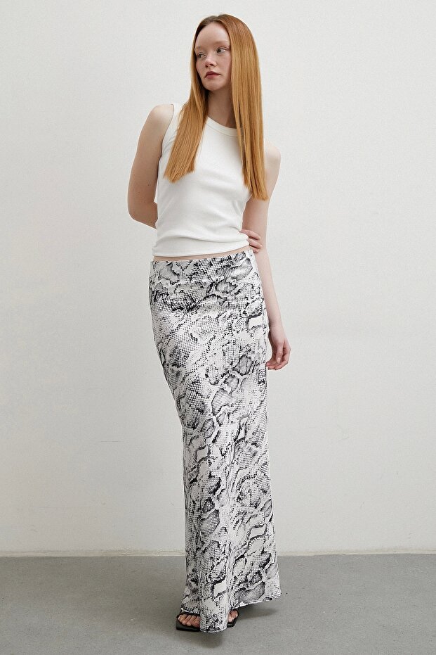 تنورة طويلة منقوشة باللون الأبيض - 1