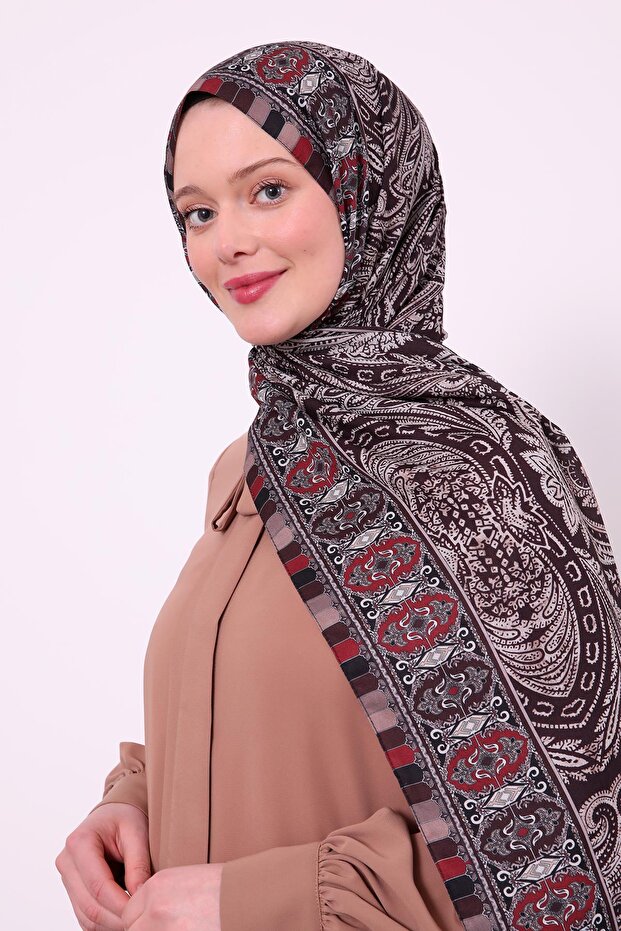 شال الحب بنمط عرقي باللون البني المر